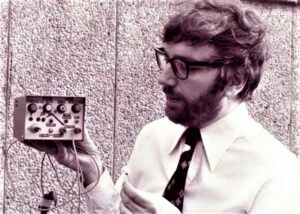 Narozeniny 8. dubna: Dr, Keith Hearne