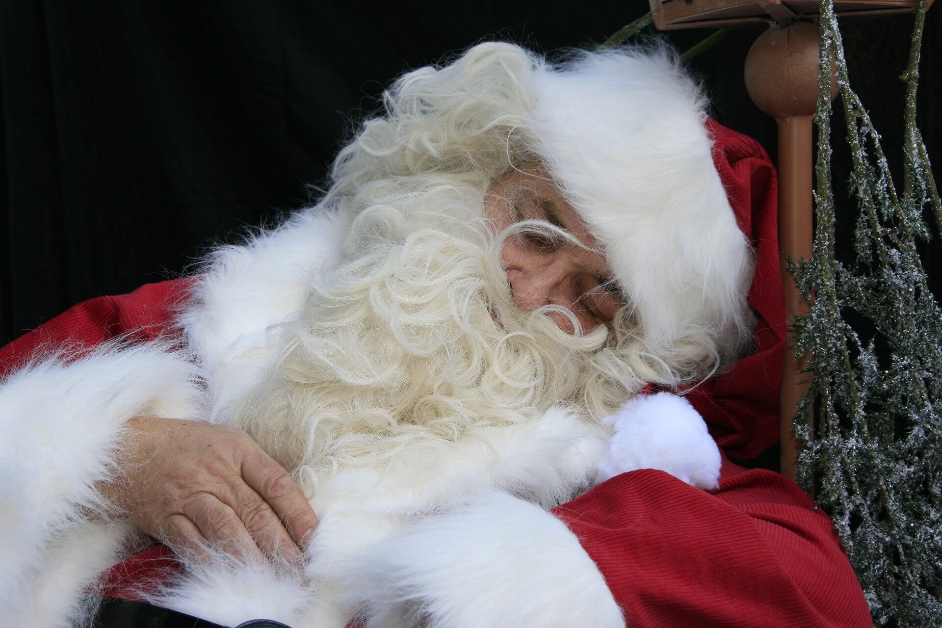 Сплю в новогоднюю ночь. Санта Николас. Дед Мороз. Спящий дед Мороз.